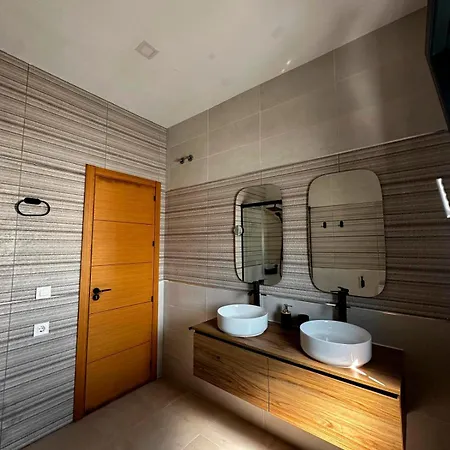 Piscina Privada Con Cascada